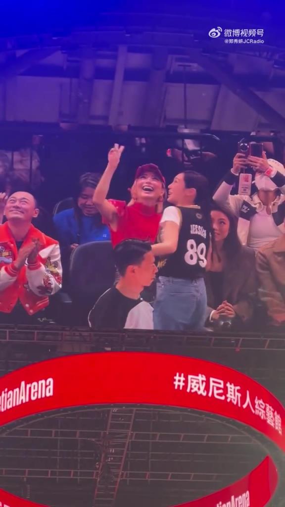 郑秀文和郑秀妍现身NBA澳门名人赛现场，并深情拥抱寒暄